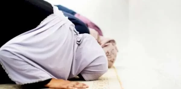 هل يجوز تقديم صلاة الظهر بسبب الدراسة؟ وهل يجوز جمع الصلاة بسبب الدراسة؟