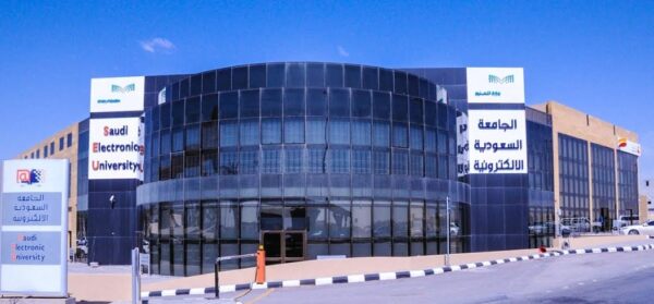 ما هي تخصصات الجامعة السعودية الإلكترونية للبنات؟