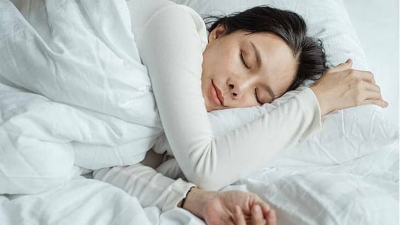 تفسير حلم رؤية امرأة اعرفها لها ذكر رجل للعزباء