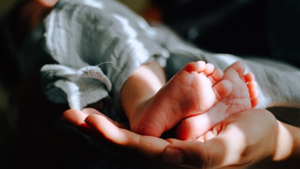 تهنئة مولود بالانجليزي مع الترجمة : اللهم بارك لكم في طفلكم الجديد، أرحم من الله أن يحميه من كل شر ويجعله معافى