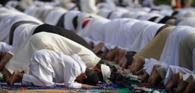 صلاة عيد الفطر هل هي فرض؟ وما حكم من لا يصليها؟