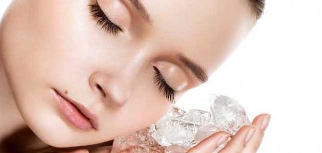 ما هي أضرار مكعبات الثلج للوجه وفوائدها وطريقه استخدامها
