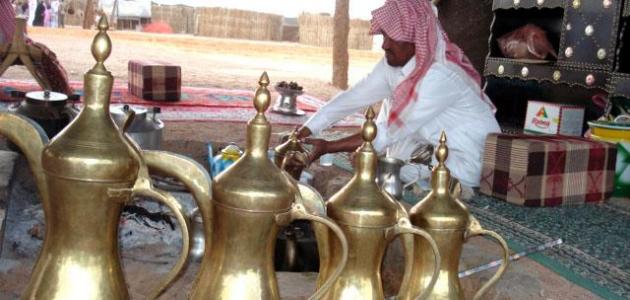 مجموعة حكم وأمثال عن الكرم : “إن كنت محروماً فكن كريماً، فالكرم يملأ القلوب وينير الدرب.”