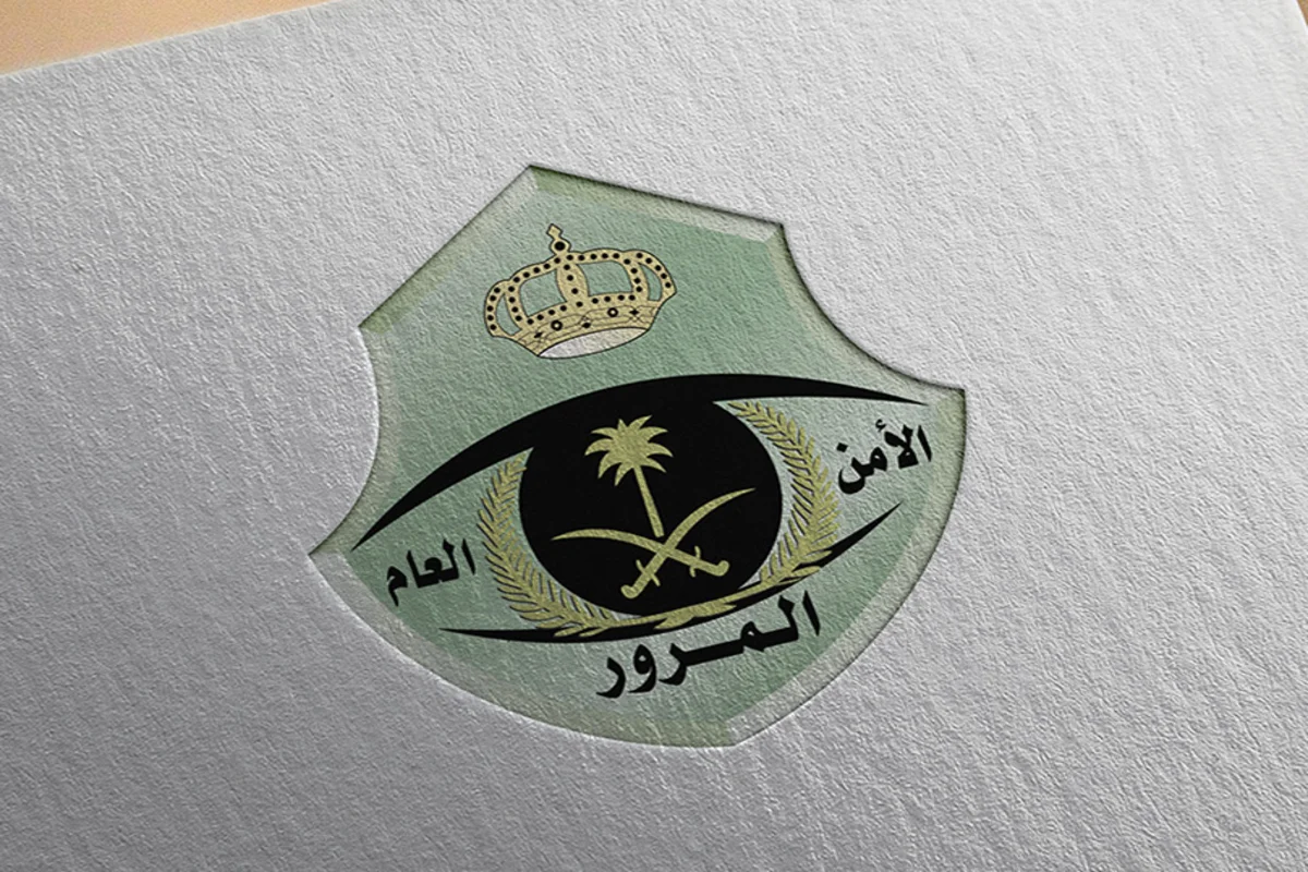 مخالفة تعدي الإشارة الحمراء ثم التراجع كم غرامتها؟ المرور السعودي يوضح التفاصيل