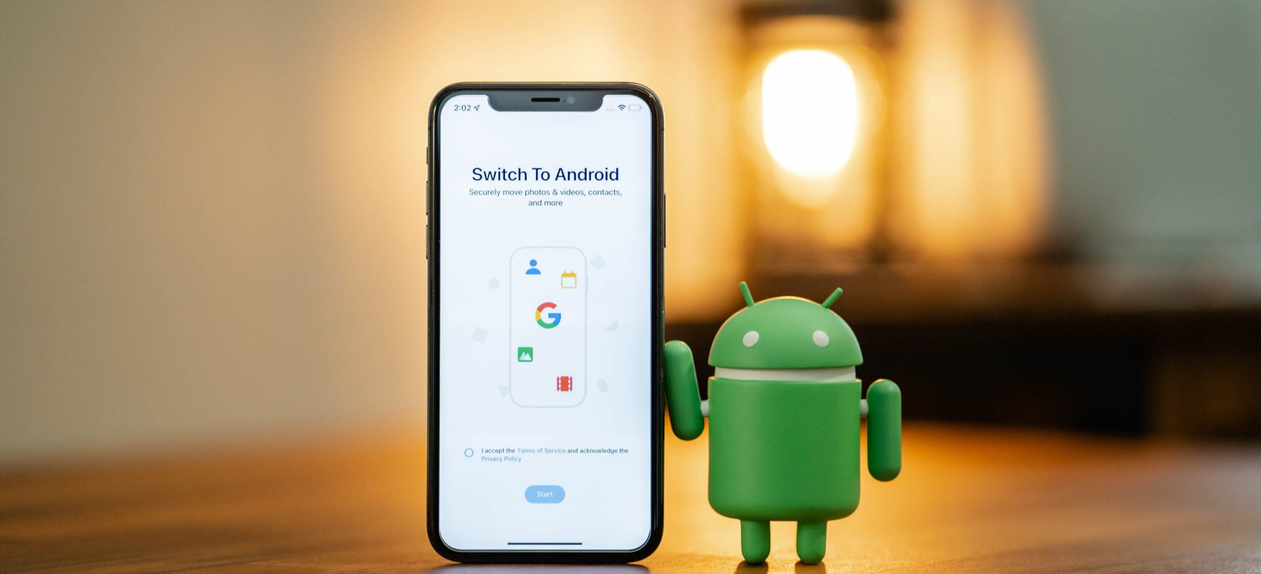 حمل واتس البطريق الأحمر .. المميزات وطريقة تنزيل التطبيق على هواتف الأندرويد والآيفون