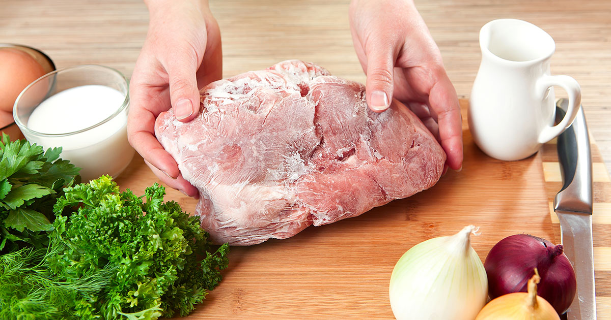 ما هي طريقة تذويب اللحم المجمد وما هو مدى خطورة تجميد الطعام بعد إذابته