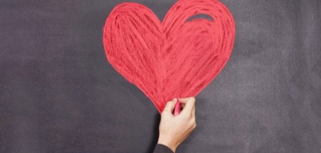 إليك رسالة حب قصيرة إلى معلمتي : معلمتي الغالية إنك مثال مشرف يحتذى به في الأمانة بالعمل، طوال الوقت أتذكرك وأتذكر كم أنتِ جميلة ومخلصة في عملك وتقدمين كل شيء على أكمل وجه