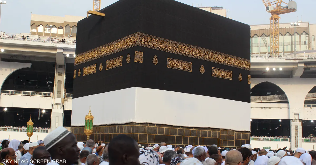 لماذا يرفع ثوب الكعبة وكيف يتم تغييره؟ وماهو مصنع كسوة الكعبة