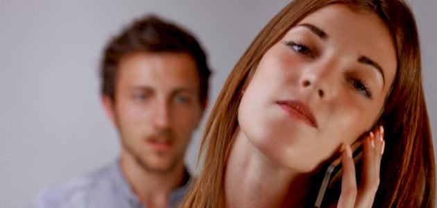 ما معنى شخص نرجسي.. ما هي صفات المرأة النرجسية؟