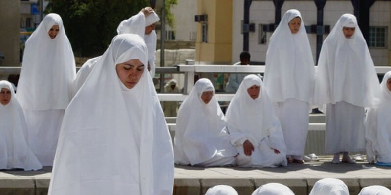 ما هي طريقة الإحرام للعمرة للنساء من البيت