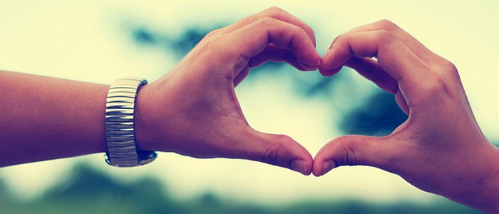 عبارات حب بالانجليزي مميزة : To be with you is the true meaning of live with happiness.