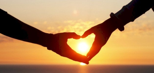 عبارات حب وعشق للفيس بوك : أحبك وأريد أن أكمل باقي عمري معك أنت وحدك ببيتٍ صغير وضحكات أطفال صغار أولادنا.