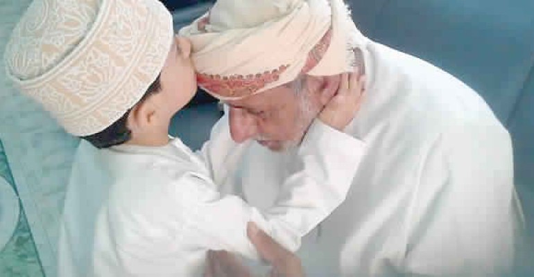 فضل الصدقة على الوالدين وما حكم إعطائهم الصدقة