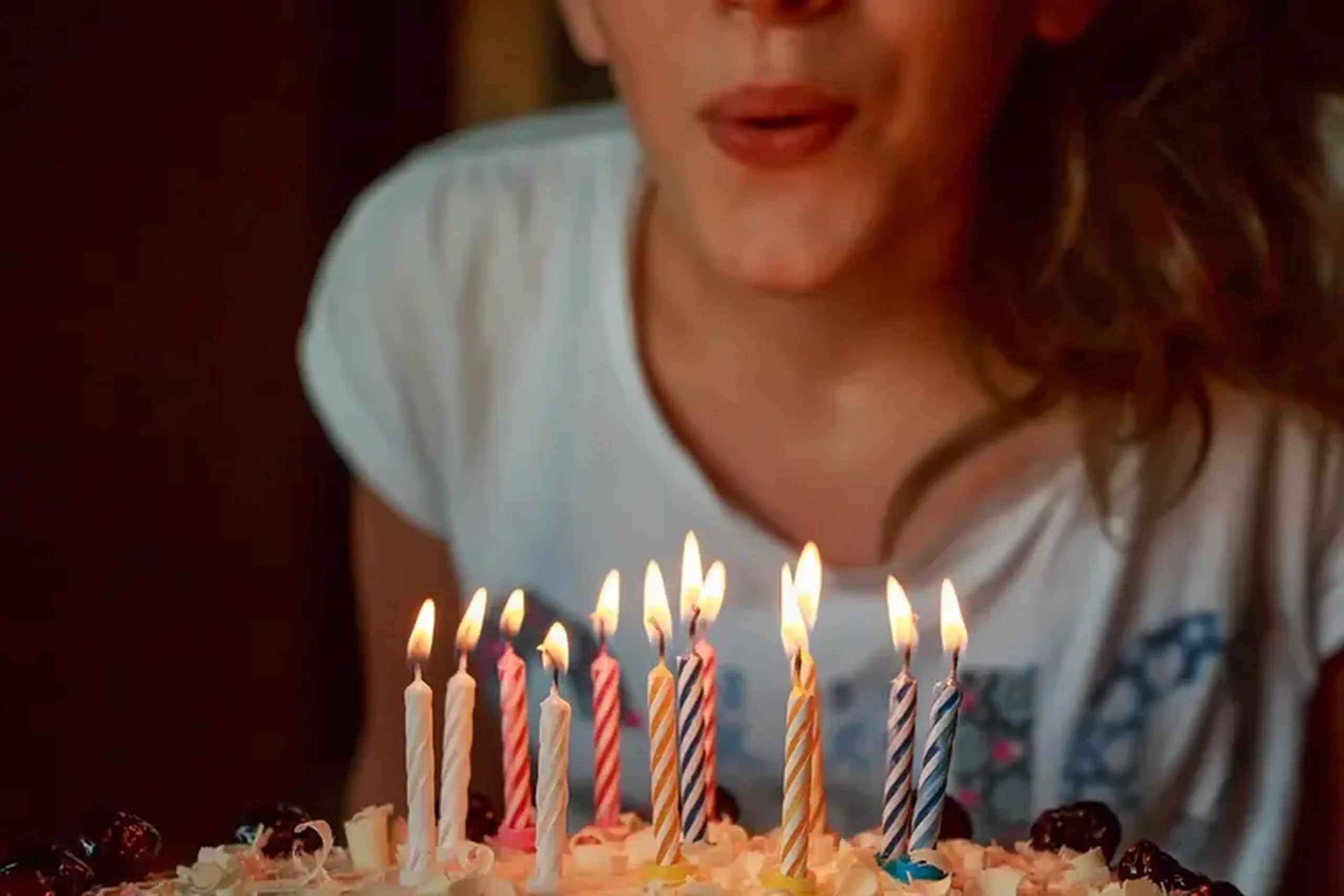 كلام جميل عن عيد الميلاد للأصدقاء 2025 أجمل العبارات لعيد الميلاد : بالرغم المسافات والبعد ولكن أنت محفور في قلبي فأنت نعم الرفيق كل عام وأنت بخير