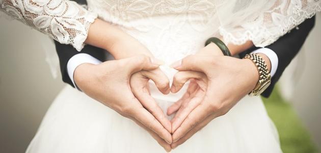 كلام جميل للزوجة ومميز : نظرة عينك تجعلني أشعر وأن العالم بأكمله بين يدي