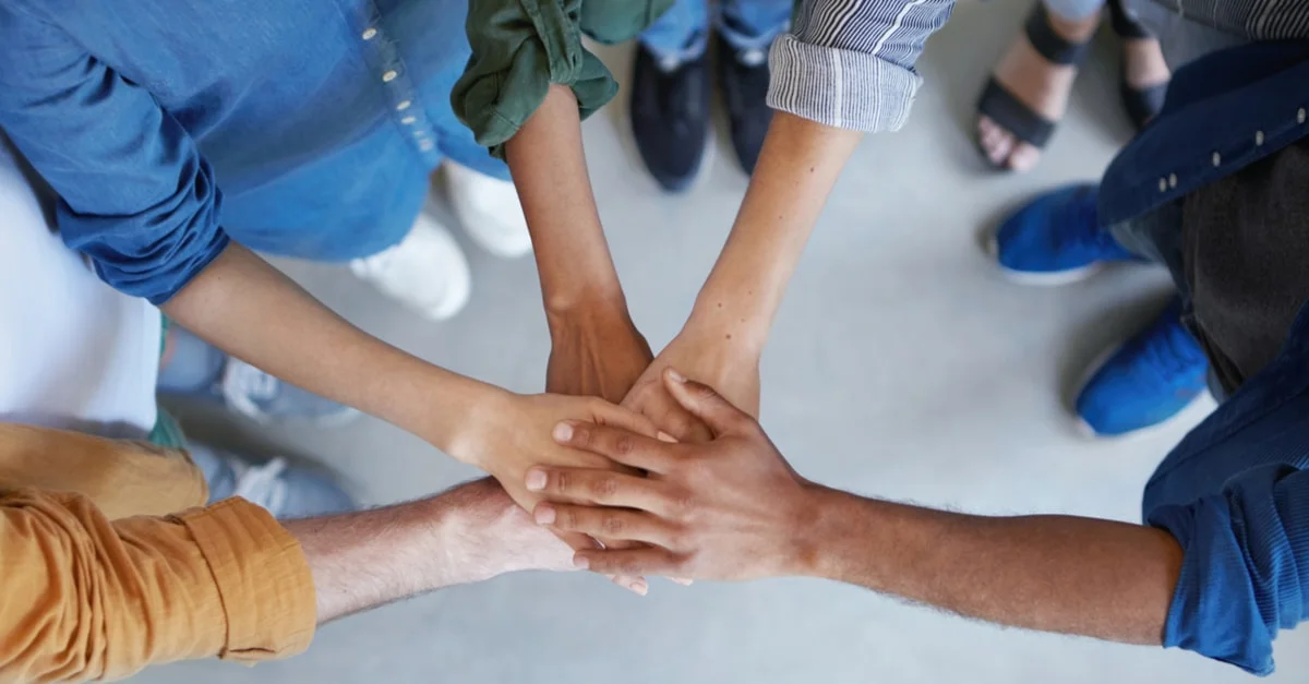 ما هي الصداقة وأجمل ما قيل عنها : الصداقة الحقيقية مثل المظلة، التي تحميك من قسوة الأمطار، ومن حرارة الشمس القاتلة.