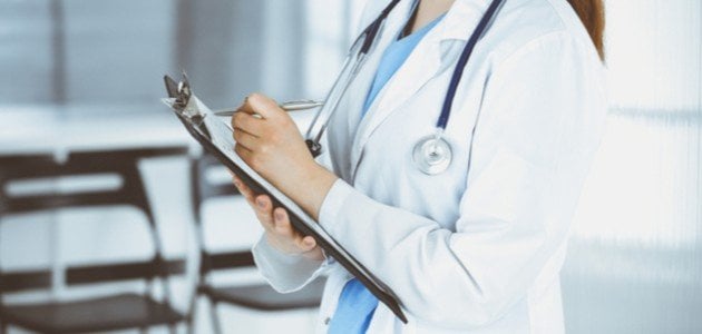 ما هو تعريف مهنة الطبيب وما هي مهامه في المجتمع
