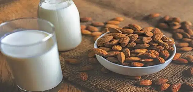 هل الحليب مسموح في الكيتو ؟ وأنواع الحليب ذات الكربوهيدرات العالية