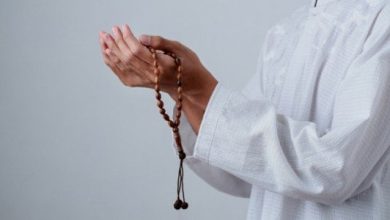 الدعاء للكافر بالرحمة