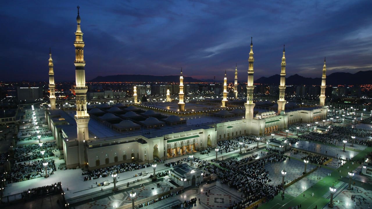 هل يجوز الصلاة في الفندق مع إمام الحرم النبوي