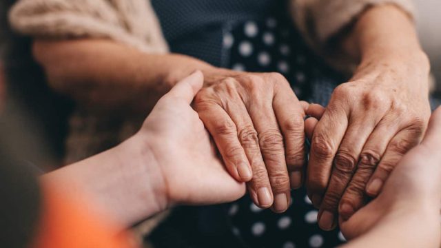 من أهم حقوق الوالدين.. ما هو اعظم بر الوالدين؟