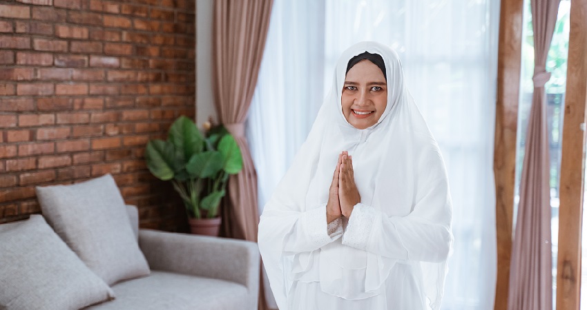 هل يجوز لبس الملابس الداخلية للمرأة في العمرة وما الشكل المباح لسترة المرأة في العمرة