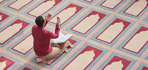 ما هو حكم الاستعانة بصديق على قضاء دين .. الدين الصحيح في الشرع