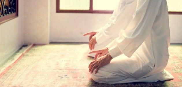مصلي نسي التشهد الأول، وقام، فلما شرع في الفاتحة، تذكره، ماذا يفعل؟