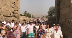 أفواج السياح الأجانب تنجو من حرارة الجو بالبالون في الأقصر