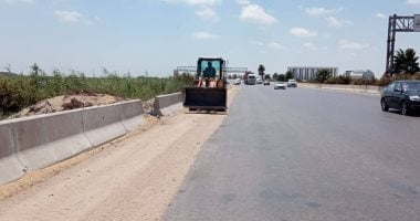 إزالة 20 طنا من الأتربة عند مدخل الإسكندرية الصحراوي