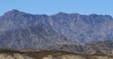 استمتع بتجربة تسلق جبل شايب البنات على البحر الأحمر