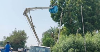 تركيب كشافات إنارة جديدة على الطريق السريع بقرية الدير