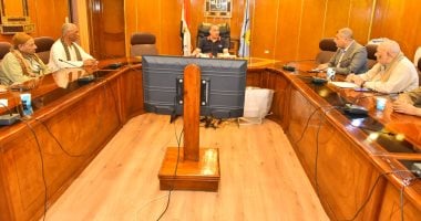 محافظ أسيوط يجتمع بالمزارعين لبحث استغلال الأراضى الصحراوية