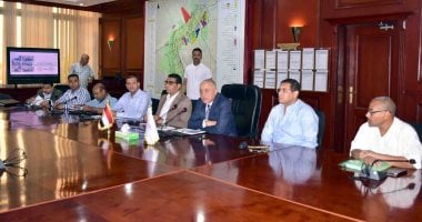 محافظ الأقصر يستعرض خطط التنمية والمشروعات مع رؤساء المدن