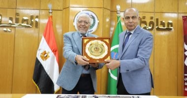 محافظ المنيا يستعرض تطوير ميدان الشهداء عند كوبرى النيل