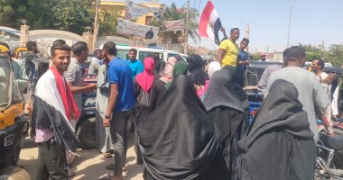 مسيرات تعبيرية بأعلام مصر على كورنيش النيل في إسنا