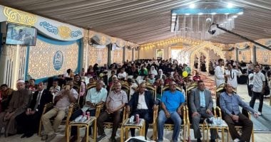 وكيل تعليم الأقصر يشارك في توزيع الزي المدرسي بأرمنت