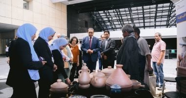محافظ قنا ونائبه يزوران جناح الحرف التراثية بالمتحف القومي